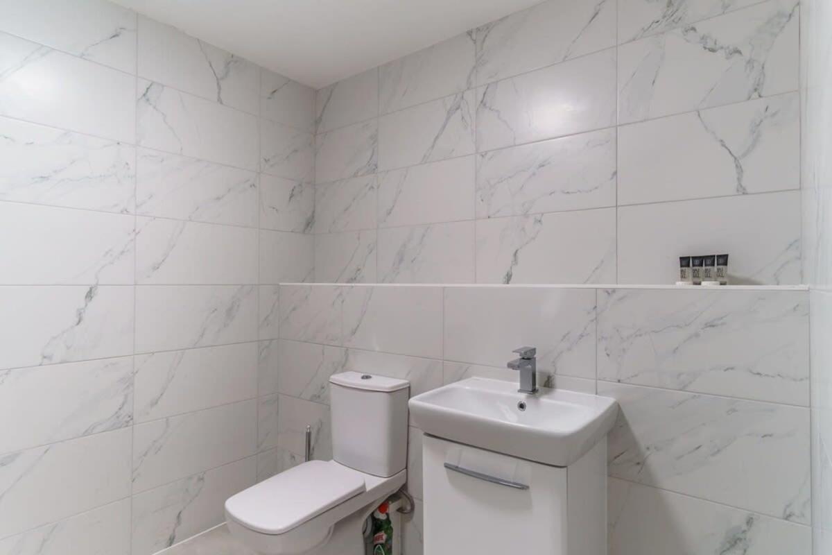 Contemporary 1 Bedroom In Apartment