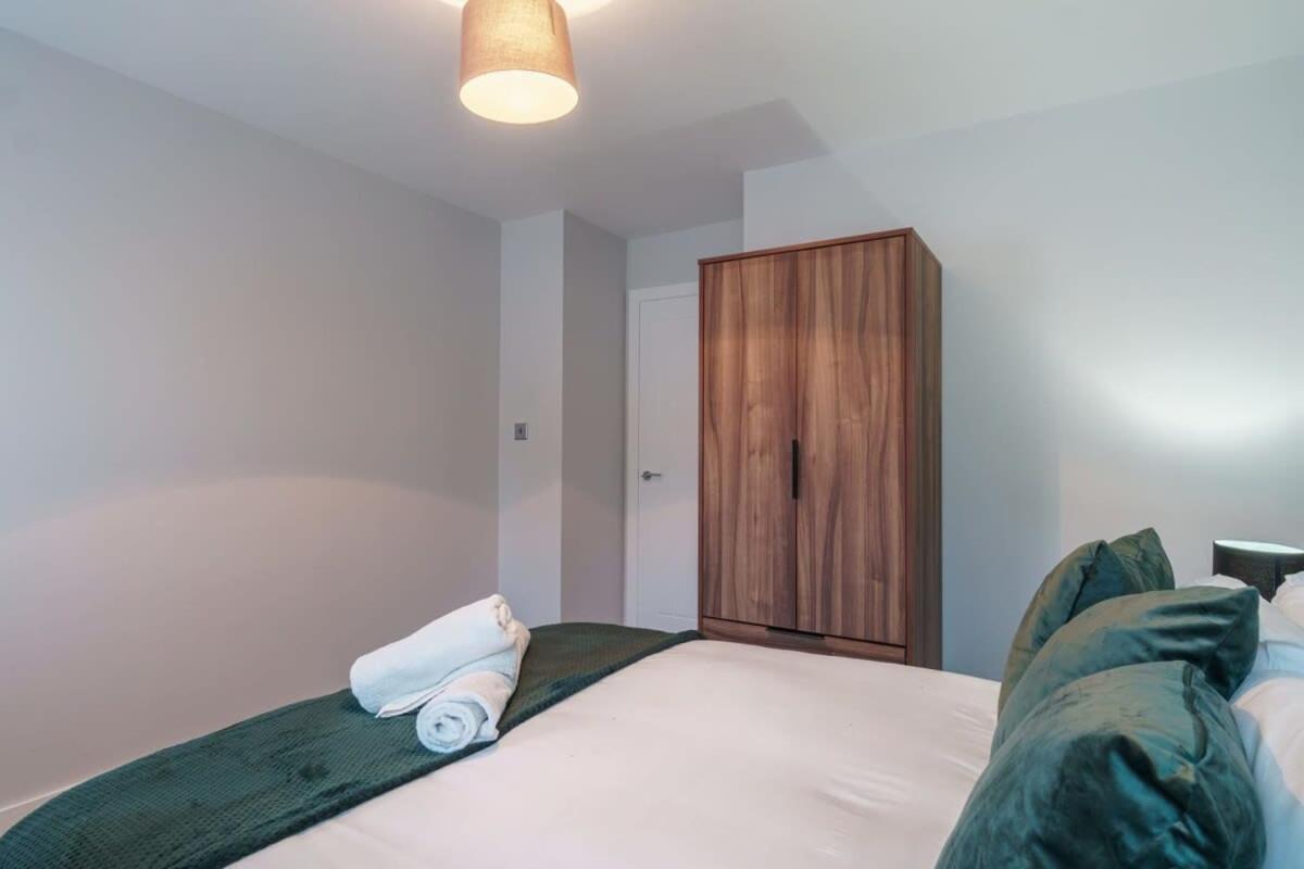 Contemporary 1 Bedroom In *