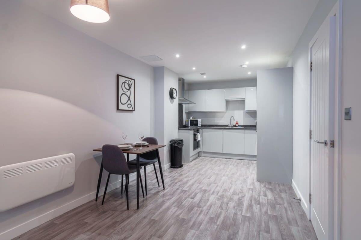 Contemporary 1 Bedroom In Apartment Liverpool